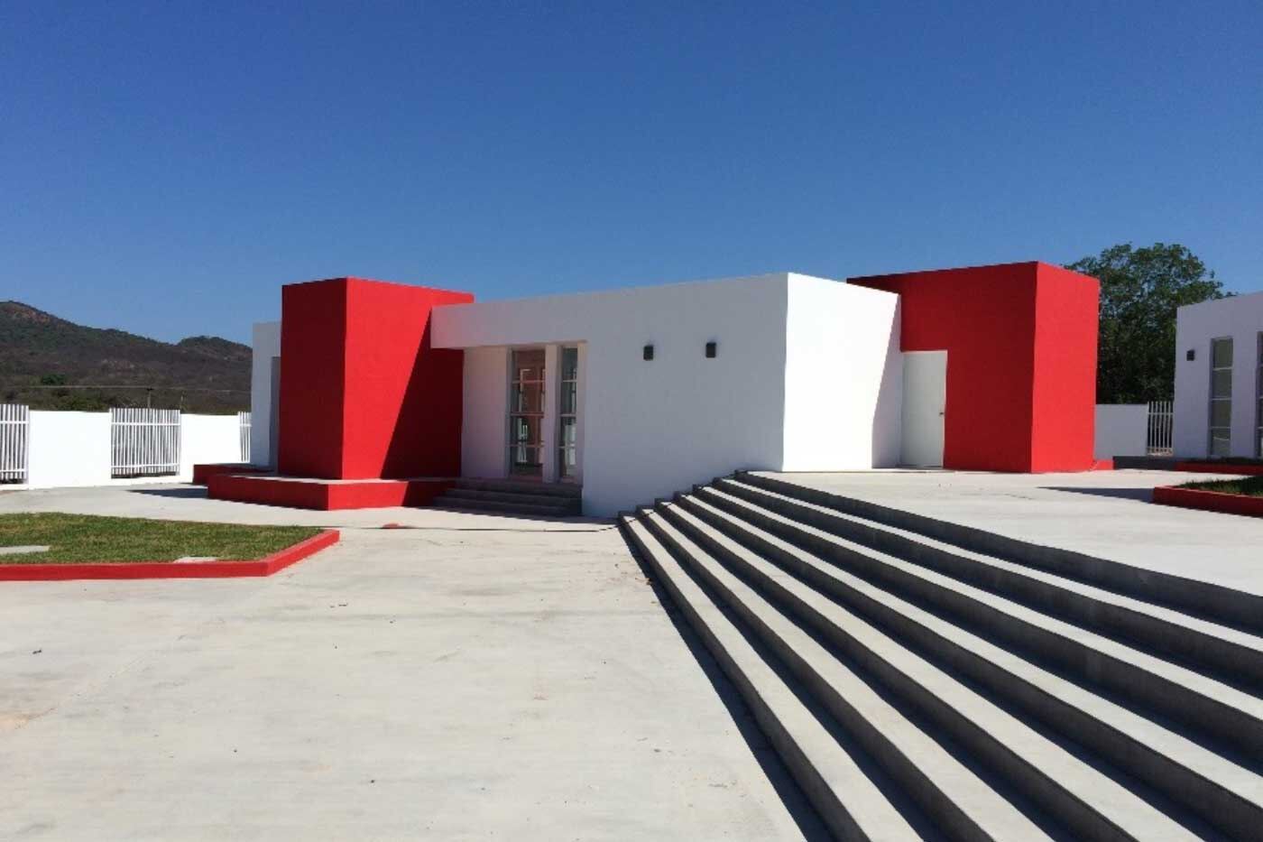Edificio institucional con fachada roja y blanca construido por Crea y Forma