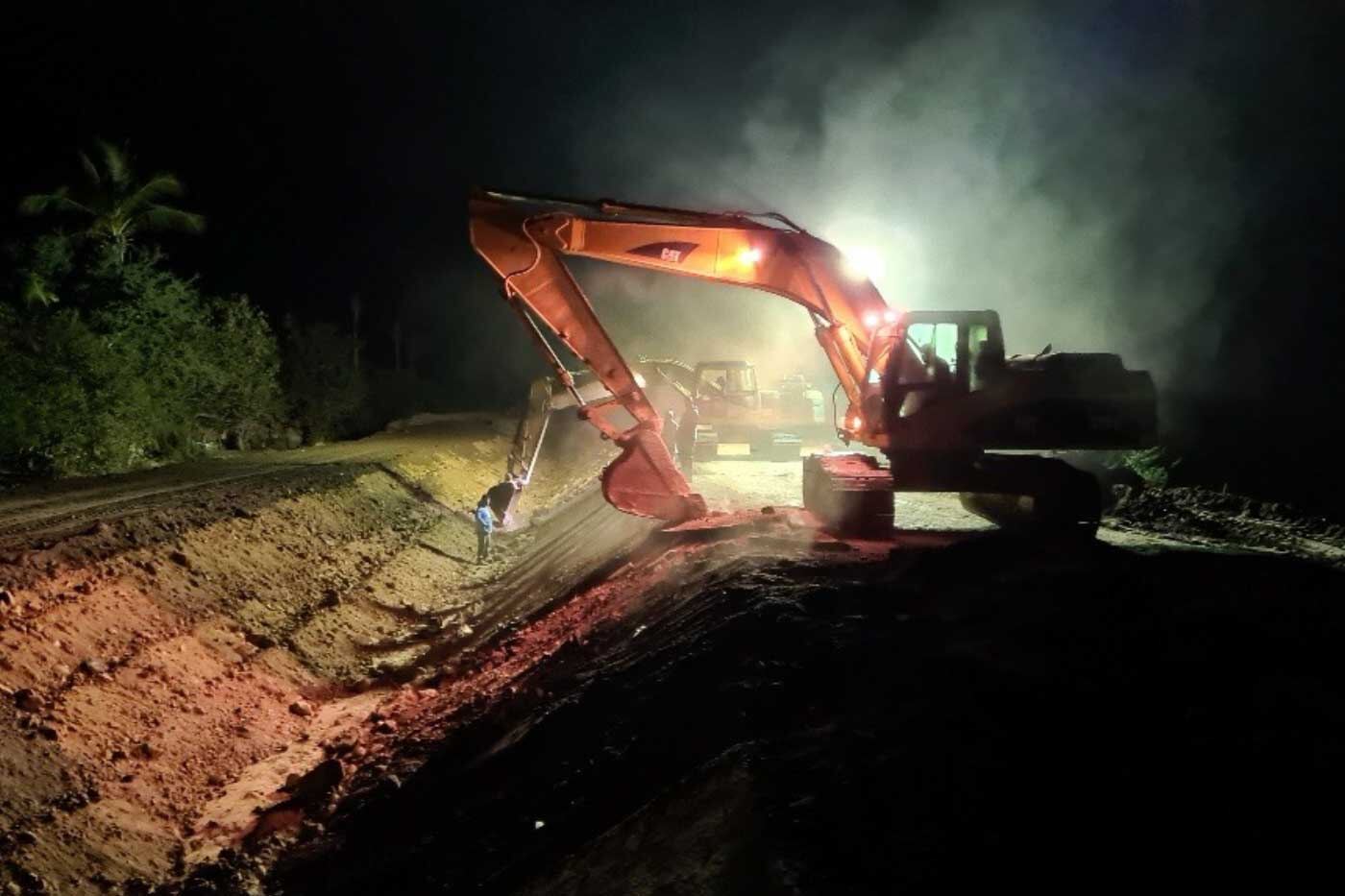 Trabajos nocturnos de excavación de Crea y Forma con maquinaria pesada