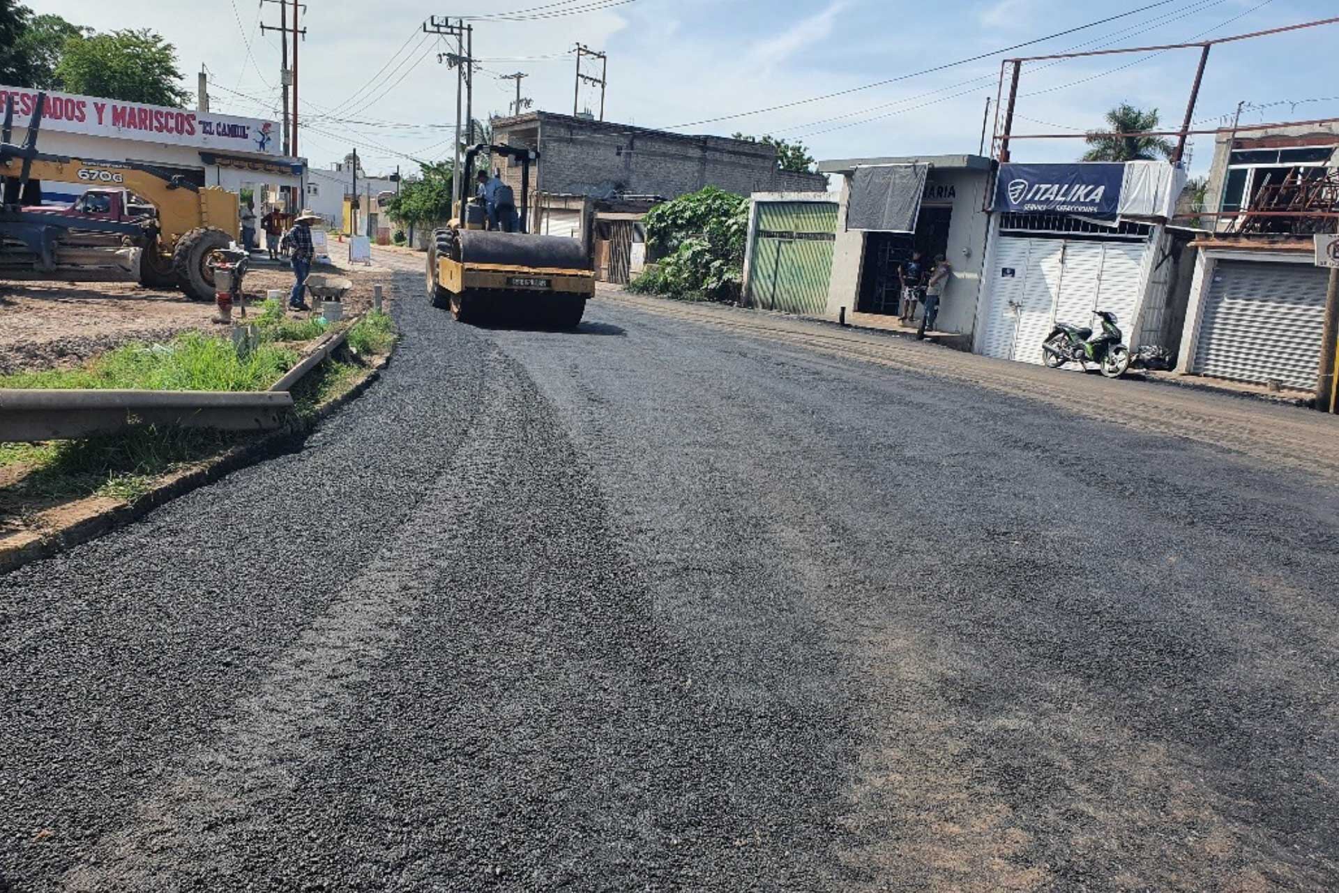 Cuadrilla de Crea y Forma trabajando en pavimentación de calle en Nayarit
